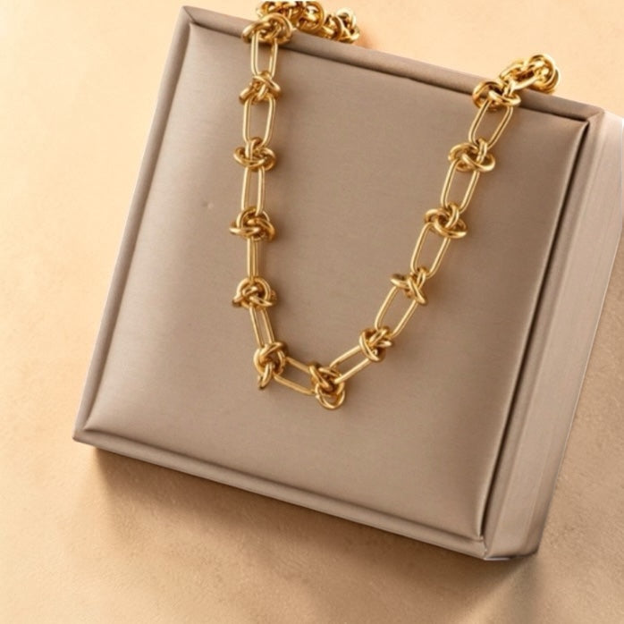 18K GOLD PLATED KNOT STYLE NECKLACE