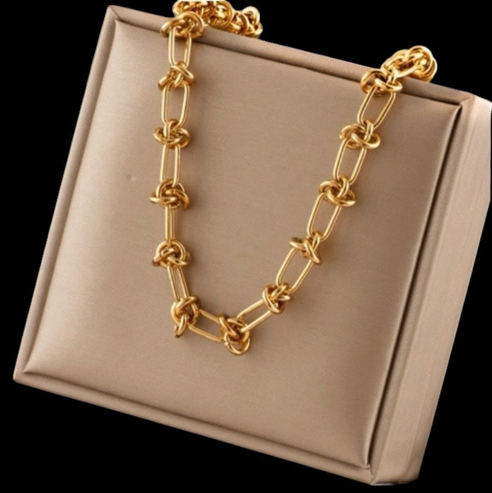 18K GOLD PLATED KNOT STYLE NECKLACE